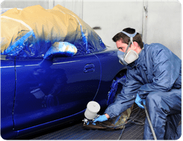 talleres-hermanos-toquero-hombre-pintando-un-coche-2